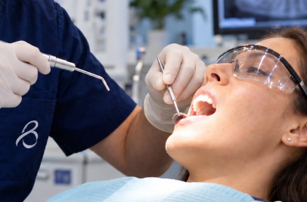 Poltrona odontoiatrica in uno studio chiaro e ordinato